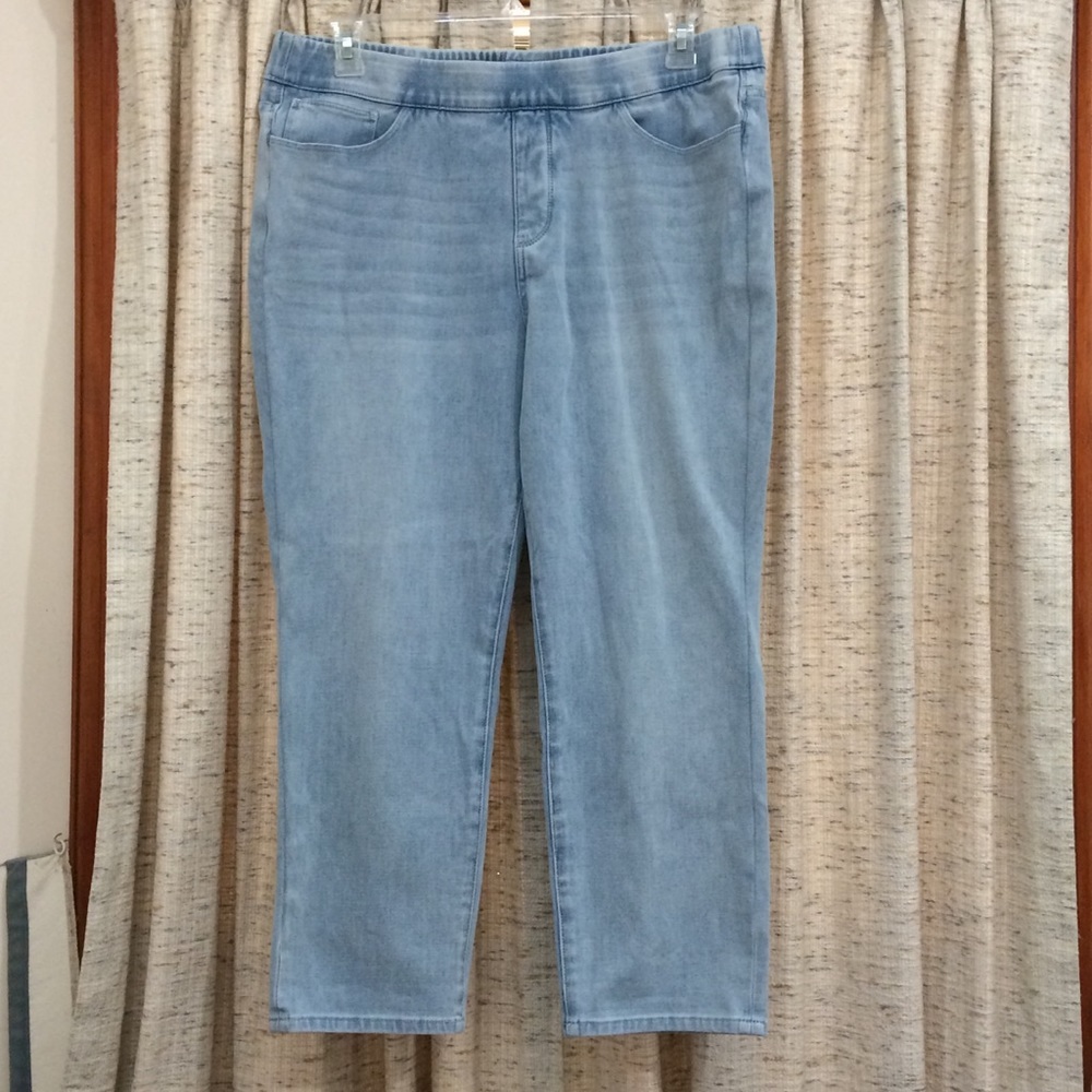 Soft Surroundings The Ultimate Pull-On Cropped Light Wash Jean